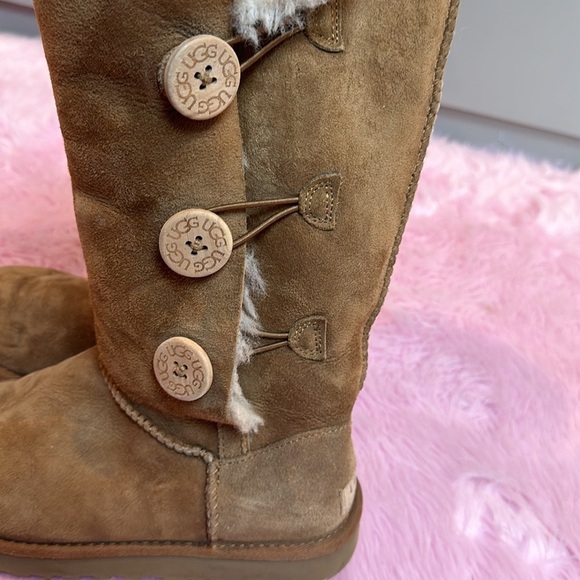 Ugg brown Bailey Buttons heeled boots size 8 - Picture 3 of 4